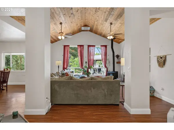 180 HAWKEYE LN, Roseburg, OR 97471