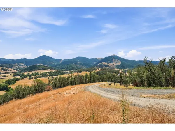 9700 ROBERTS CREEK RD, Roseburg, OR 97470
