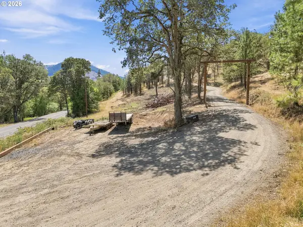 9700 ROBERTS CREEK RD, Roseburg, OR 97470