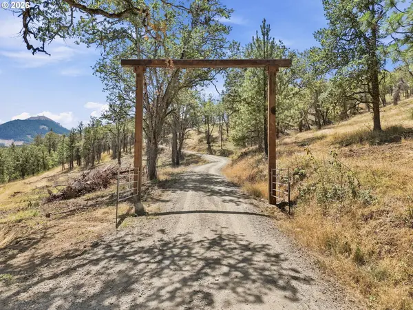 9700 ROBERTS CREEK RD, Roseburg, OR 97470