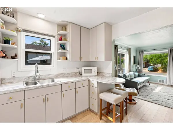 1572 W BROADWAY, Eugene, OR 97402