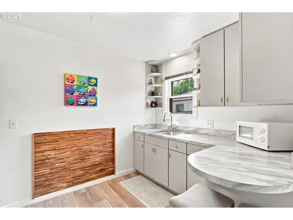 1572 W BROADWAY, Eugene, OR 97402