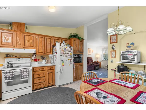 700 N MILL ST #13, Creswell, OR 97426