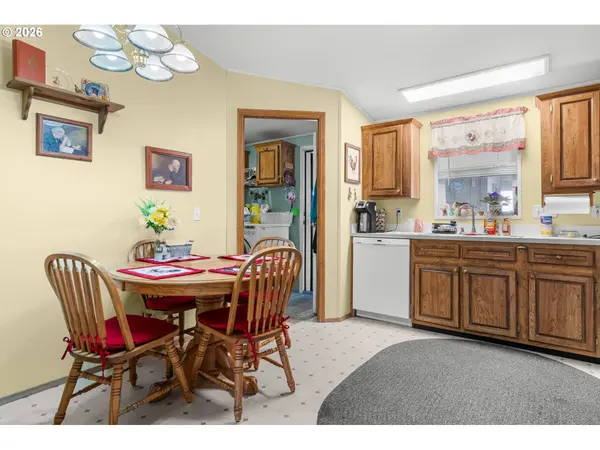 700 N MILL ST #13, Creswell, OR 97426