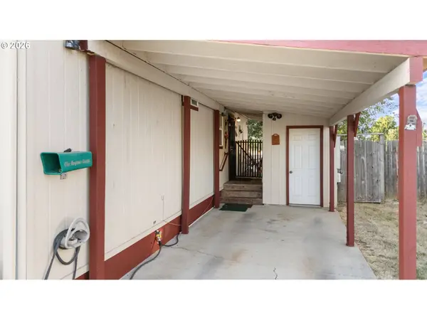 700 N MILL ST #13, Creswell, OR 97426