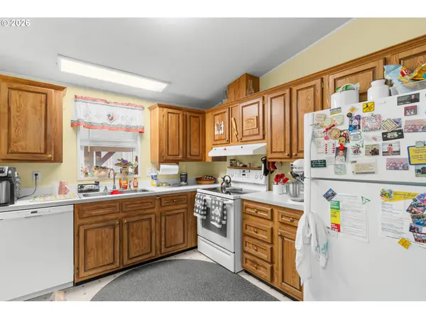 700 N MILL ST #13, Creswell, OR 97426