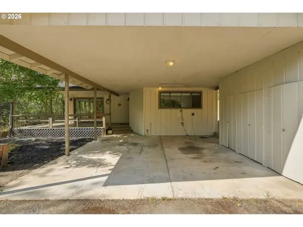 120 FOX LN, Roseburg, OR 97471