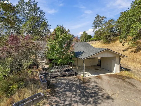 120 FOX LN, Roseburg, OR 97471