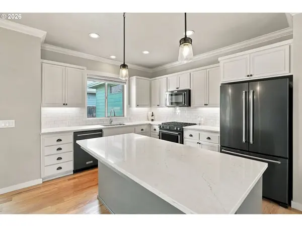 988 HAMILTON ST, Springfield, OR 97477