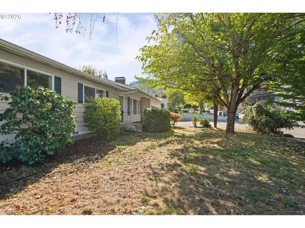 839 W LUELLEN DR, Roseburg, OR 97471