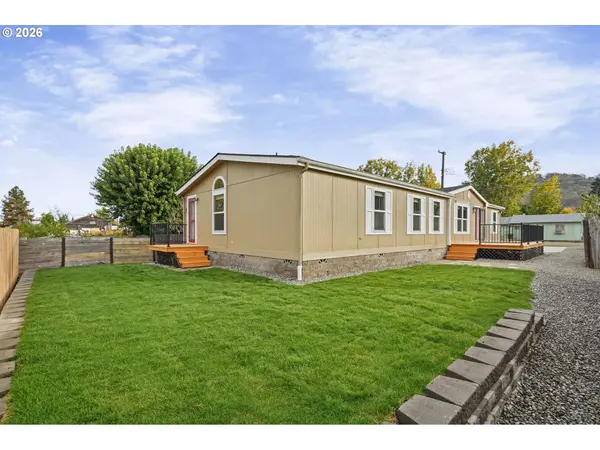 1038 NE WILLOW ST, Roseburg, OR 97470