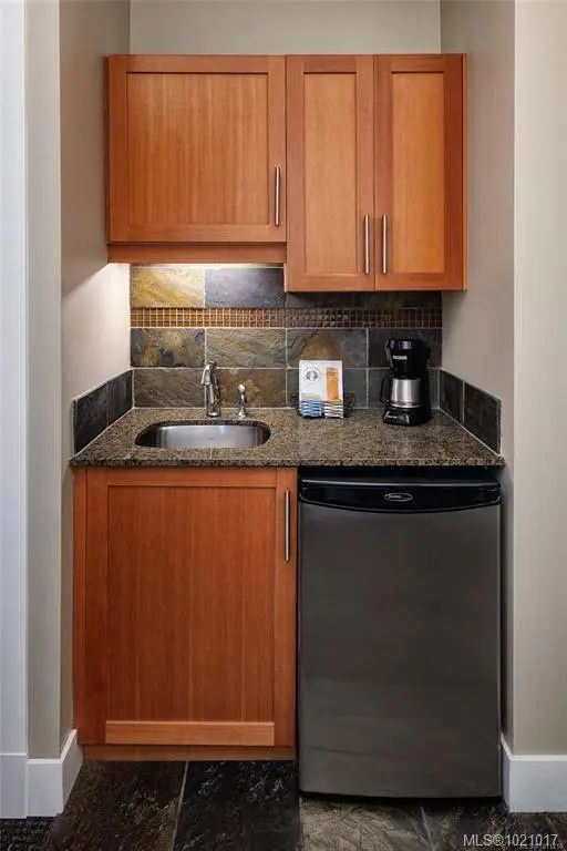 181 Beachside Dr #205D, Parksville, BC V9P 2H5