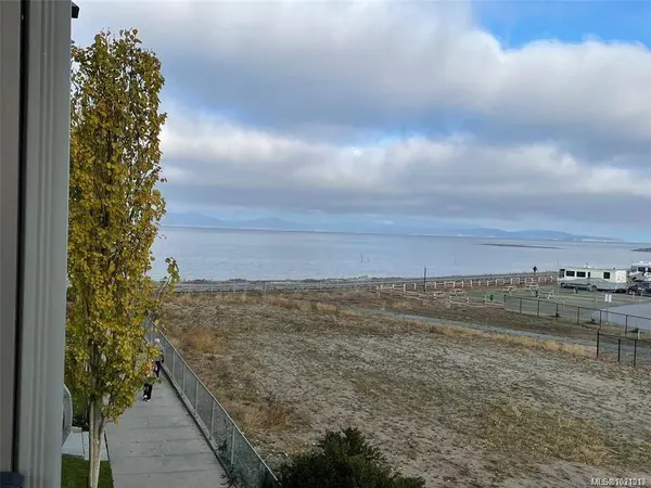 181 Beachside Dr #205D, Parksville, BC V9P 2H5