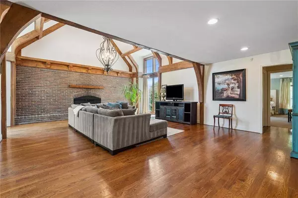 8321 W 102nd ST, Overland Park, KS 66212