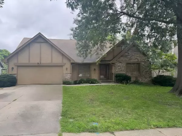 9772 W 101st TER, Overland Park, KS 66212