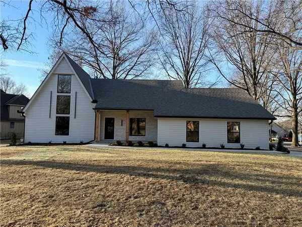 10070 Hemlock DR, Overland Park, KS 66212