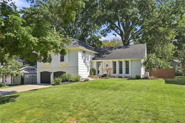 10715 W 101st TER, Overland Park, KS 66214