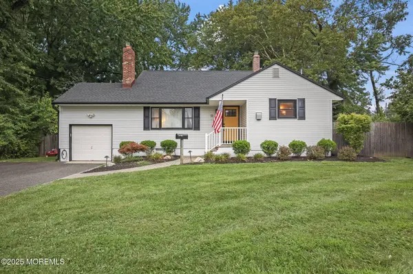 13 Woodland Road, Holmdel, NJ 07733
