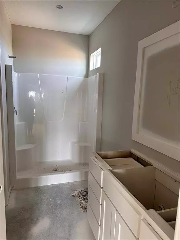 1304 NE White Oaks LN, Oak Grove, MO 64075