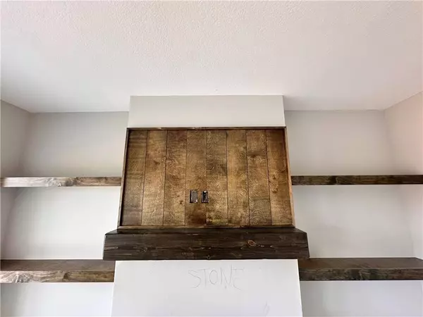 1304 NE White Oaks LN, Oak Grove, MO 64075