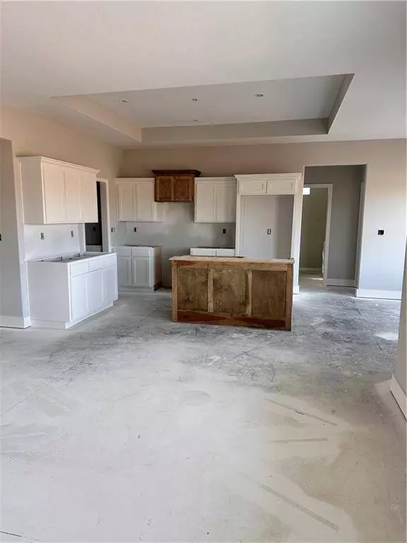 1304 NE White Oaks LN, Oak Grove, MO 64075