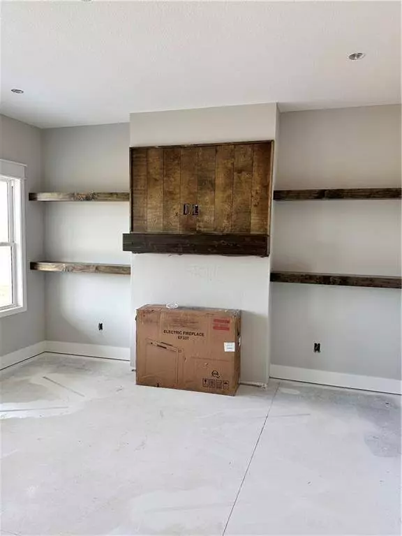 1304 NE White Oaks LN, Oak Grove, MO 64075