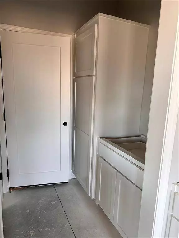 1304 NE White Oaks LN, Oak Grove, MO 64075