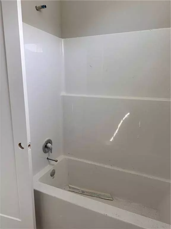 1304 NE White Oaks LN, Oak Grove, MO 64075