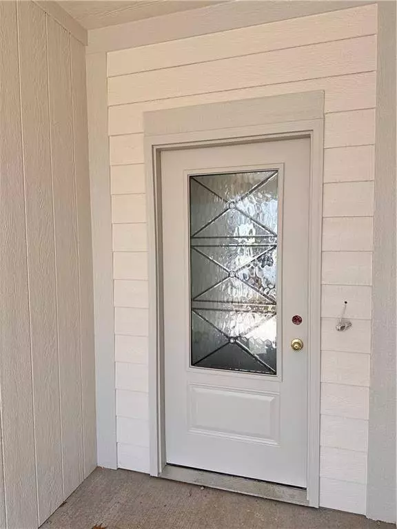 1304 NE White Oaks LN, Oak Grove, MO 64075