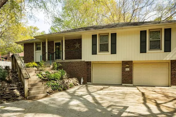 521 NE Johnston DR, Blue Springs, MO 64014