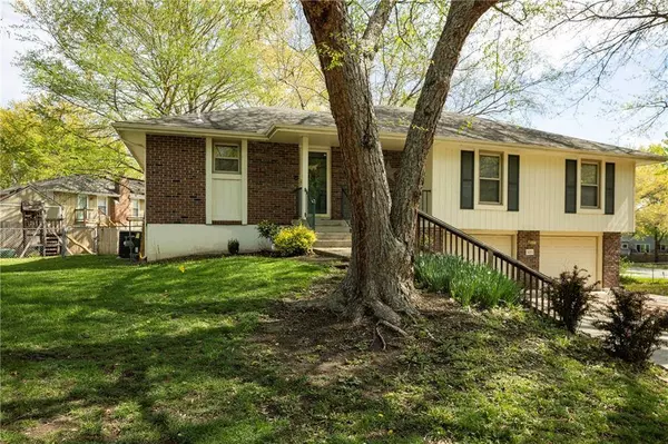 521 NE Johnston DR, Blue Springs, MO 64014