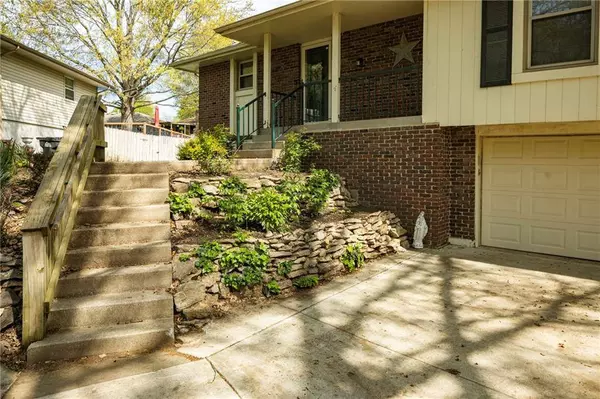 521 NE Johnston DR, Blue Springs, MO 64014