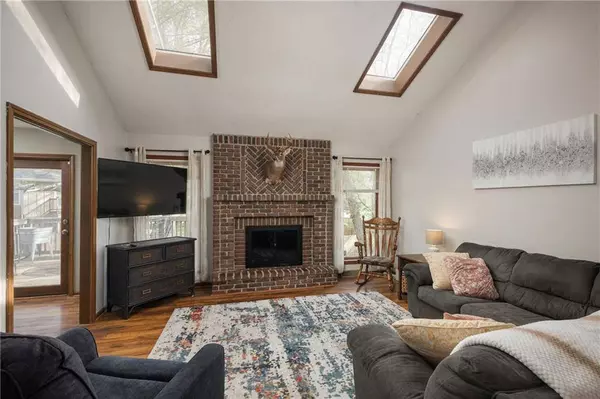 521 NE Johnston DR, Blue Springs, MO 64014