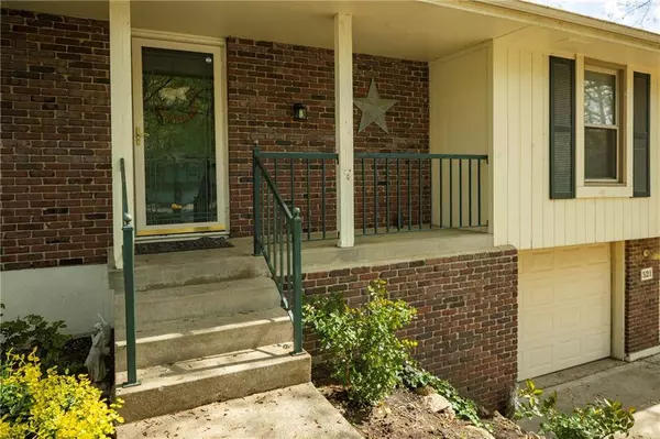 521 NE Johnston DR, Blue Springs, MO 64014