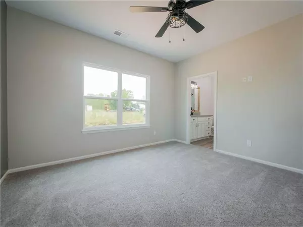 1303 NE Redwood CT, Oak Grove, MO 64075