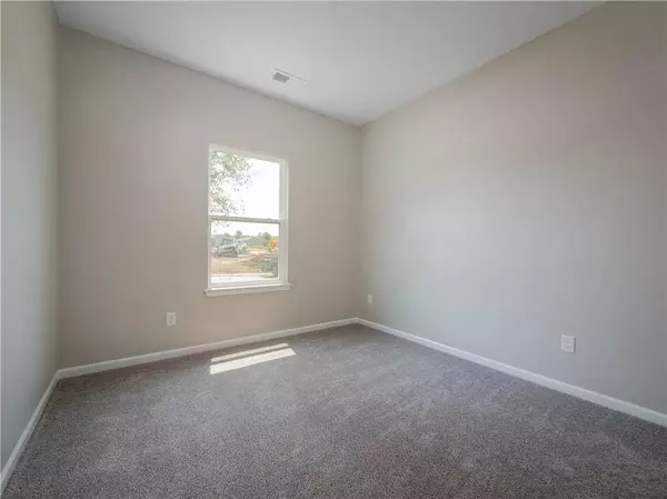 1303 NE Redwood CT, Oak Grove, MO 64075