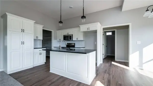 1405 NE White Oaks Lane LN, Oak Grove, MO 64075