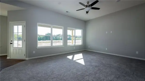 1405 NE White Oaks Lane LN, Oak Grove, MO 64075