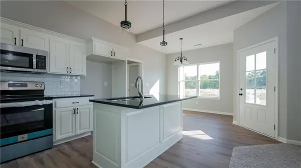 1405 NE White Oaks Lane LN, Oak Grove, MO 64075