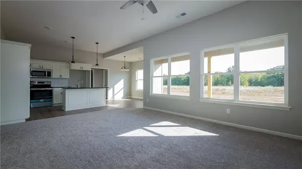 1405 NE White Oaks Lane LN, Oak Grove, MO 64075