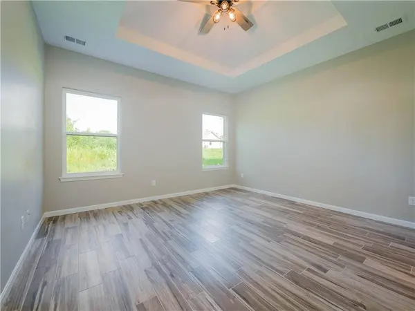 1305 NE White Oaks LN, Oak Grove, MO 64075