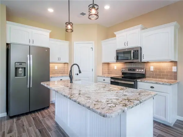 1305 NE White Oaks LN, Oak Grove, MO 64075