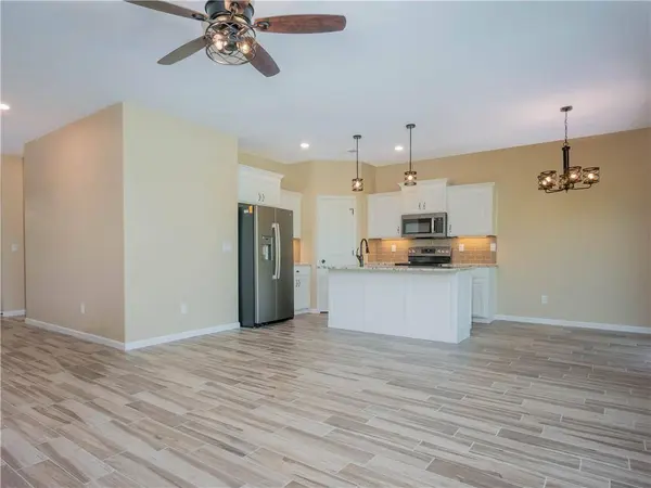 1305 NE White Oaks LN, Oak Grove, MO 64075
