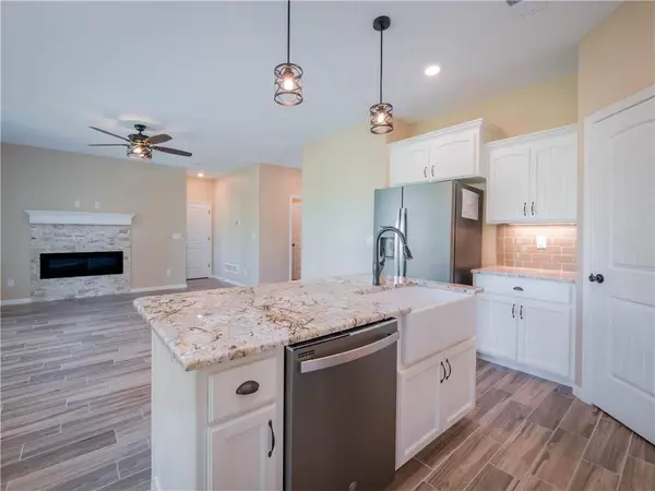 1305 NE White Oaks LN, Oak Grove, MO 64075