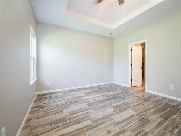 1305 NE White Oaks LN, Oak Grove, MO 64075