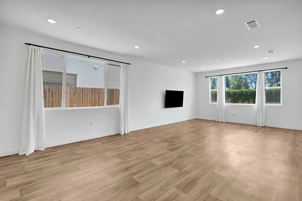 5963 W Laguna AVE, Fresno, CA 93722