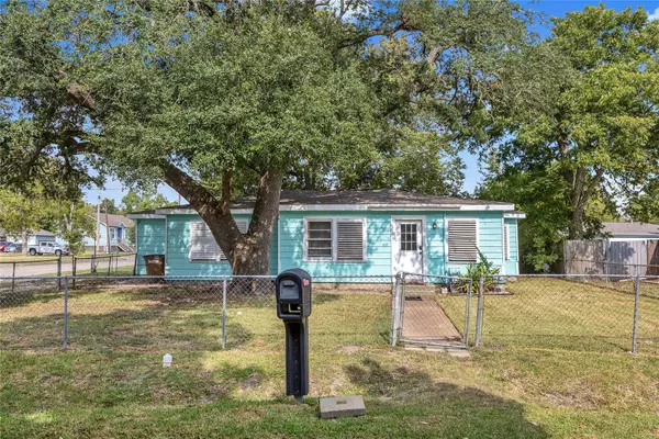 3103 Avenue H, Dickinson, TX 77539