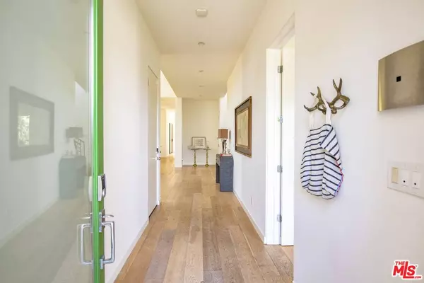 1647 Hi Point St, Los Angeles, CA 90035