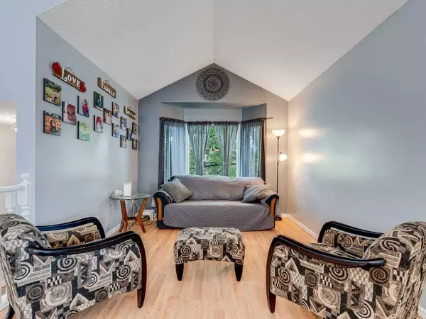 9 Hunters Mews, Okotoks, AB T1S 1M2