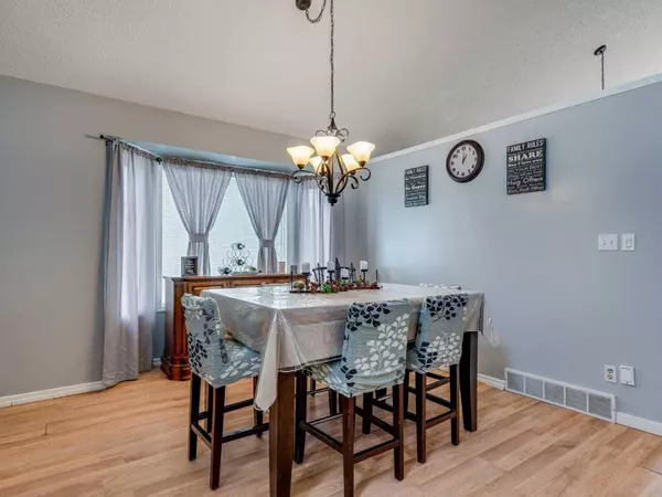9 Hunters Mews, Okotoks, AB T1S 1M2